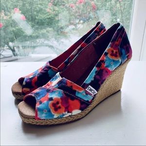 NWOB Tom’s Floral Wedges